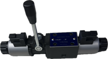 Cargar imagen en el visor de la galería, D03 (NG6): Válvula solenoide eléctrica hidráulica de 3 posiciones con conector DIN con anulación manual: 21 GPM: 4560 psi: 12 VCC 24 VCC 110 VCA: 3 posiciones