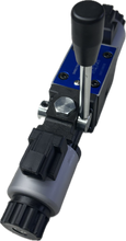 Cargar imagen en el visor de la galería, D03 (NG6): Válvula solenoide eléctrica hidráulica de 3 posiciones con conector DIN con anulación manual: 21 GPM: 4560 psi: 12 VCC 24 VCC 110 VCA: 3 posiciones