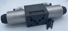 Cargar imagen en el visor de la galería, D05 (NG10): Válvula de control de solenoide eléctrica hidráulica de 3 posiciones con conector DIN: 31 GPM: 4560 psi: 110 VCA 220 VCA 12 VCC 24 VCC
